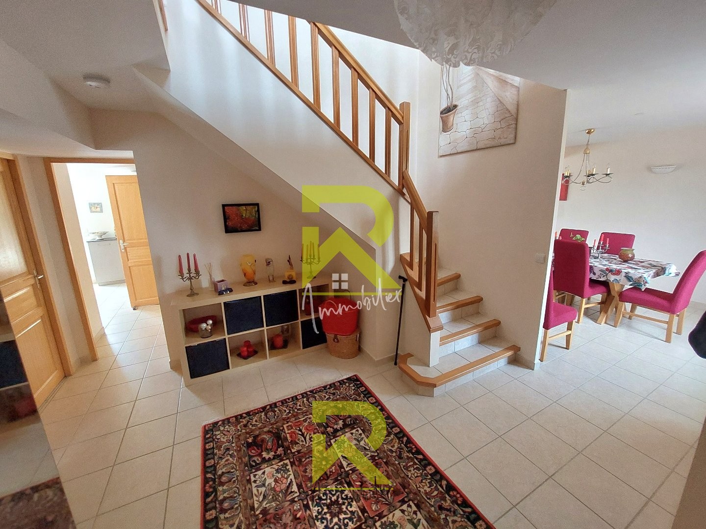 Magnifique demeure d'une superficie d'environ 160m2, nichée sur un terrain spacieux et paysagé de 1336m2. — photo 2