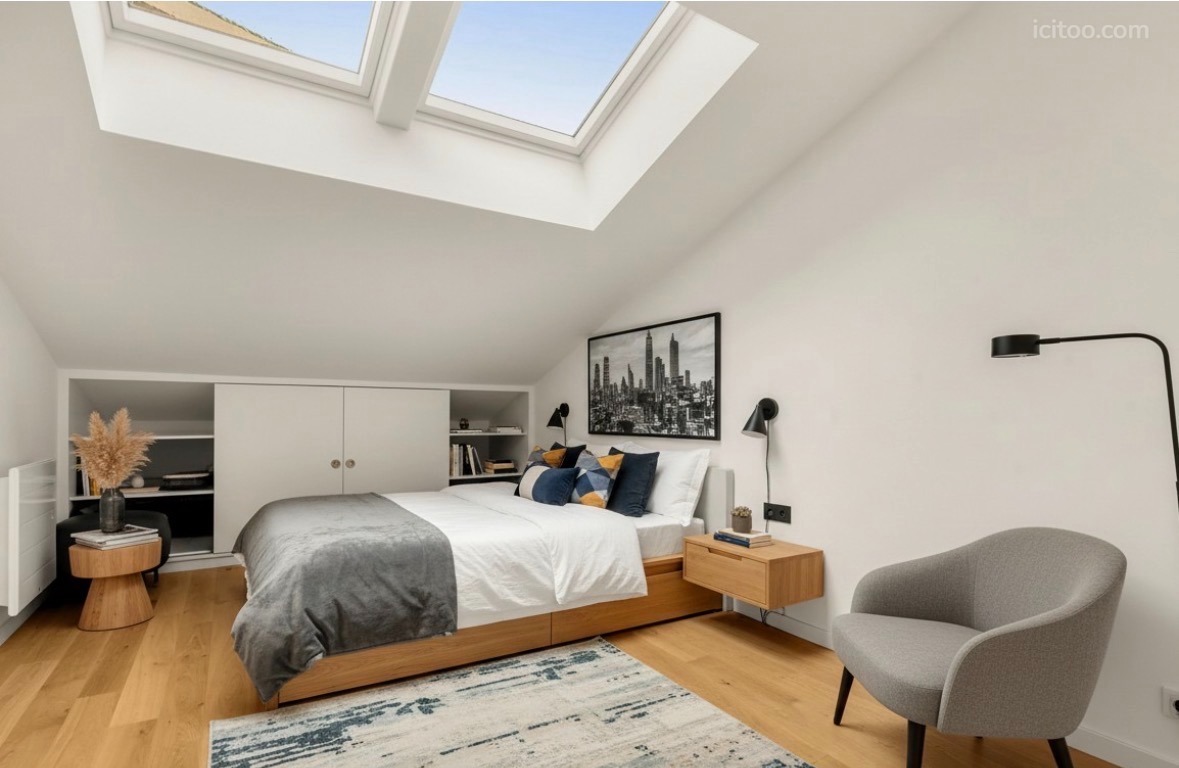 Chambre parentale lumineuse avec lit double, velux et décoration murale, appartement à vendre à Toulouse.