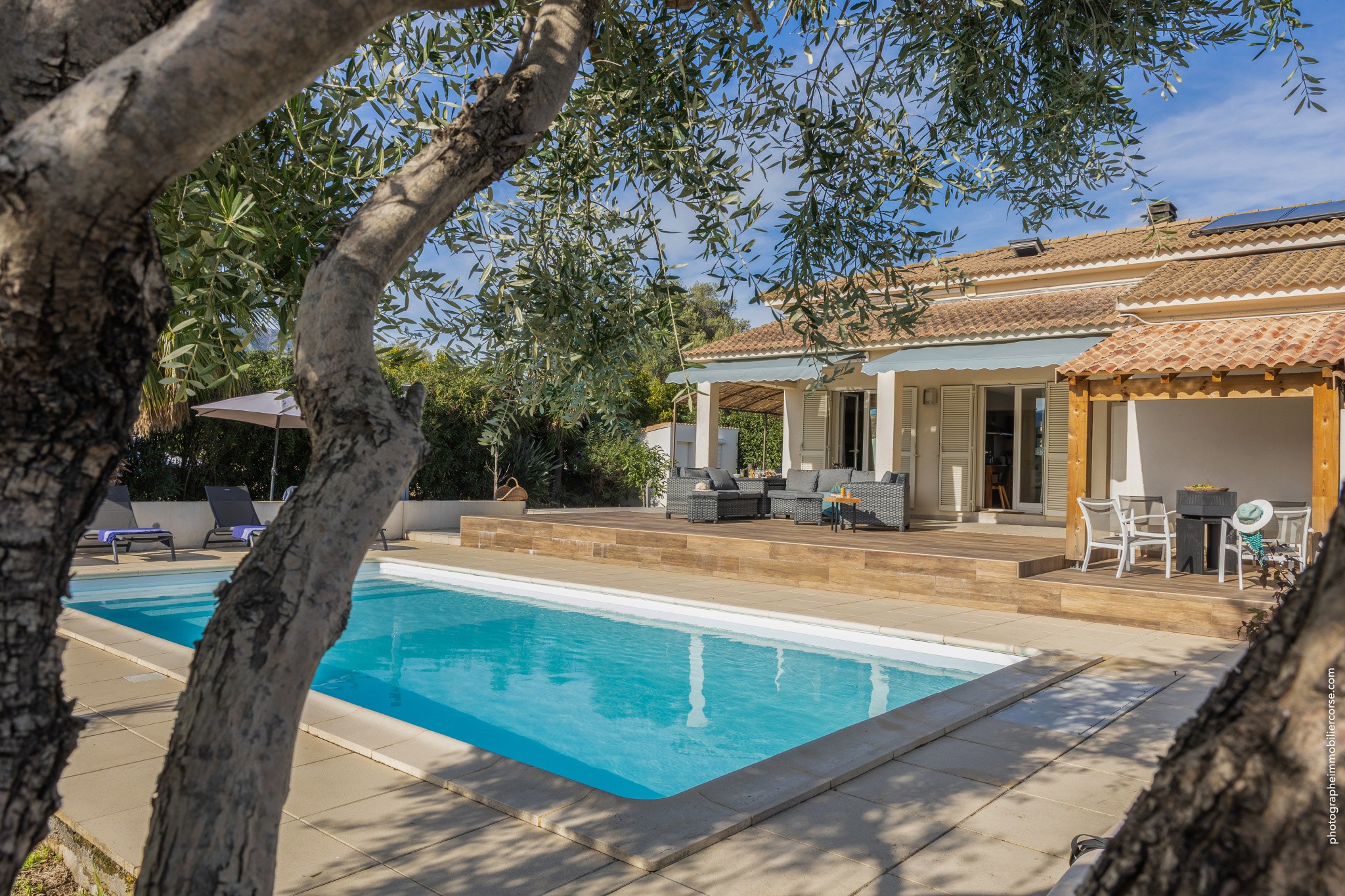 Maison contemporaine avec dépendance et piscine   Quartier résidentiel à Borgo — photo 4