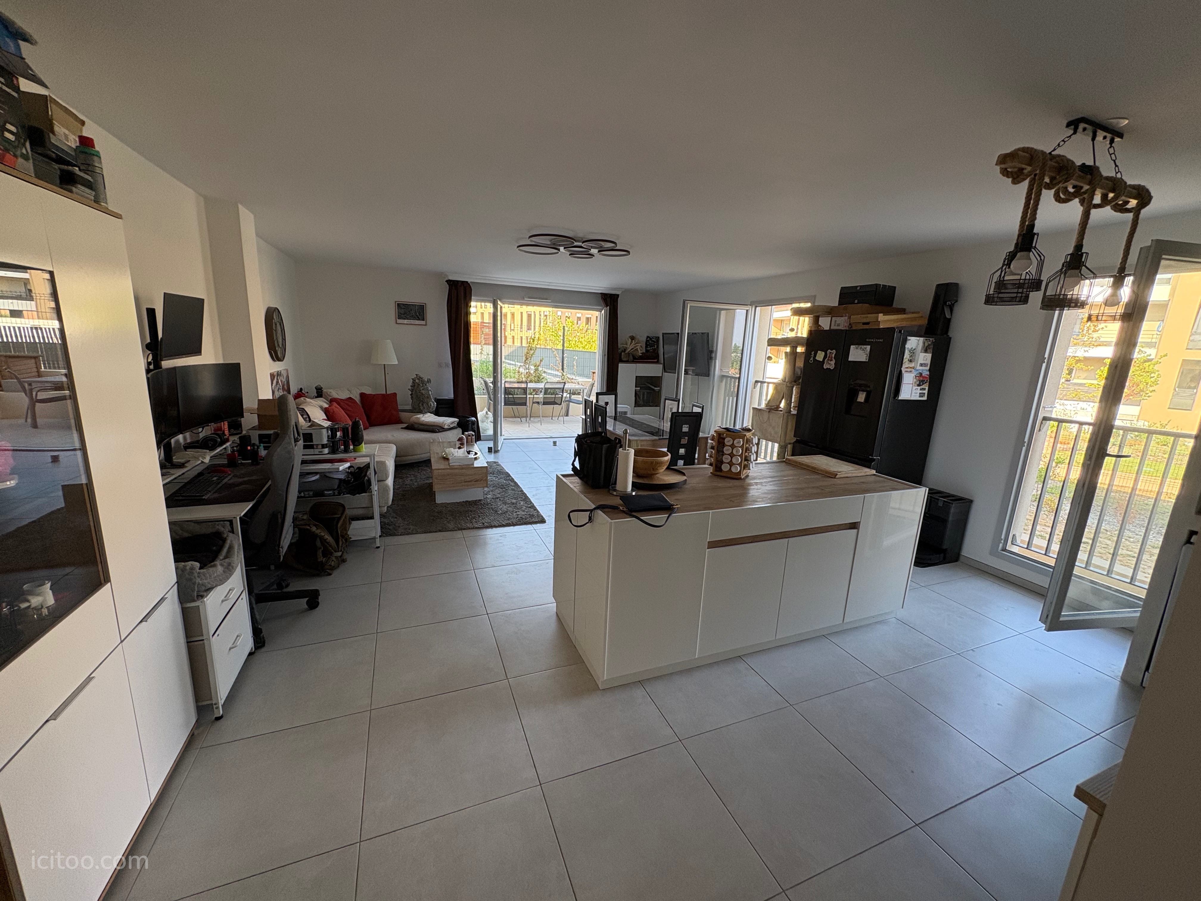 Salon et cuisine ouverte d'un appartement T4 à vendre à Trets, pièce de vie spacieuse et lumineuse.
