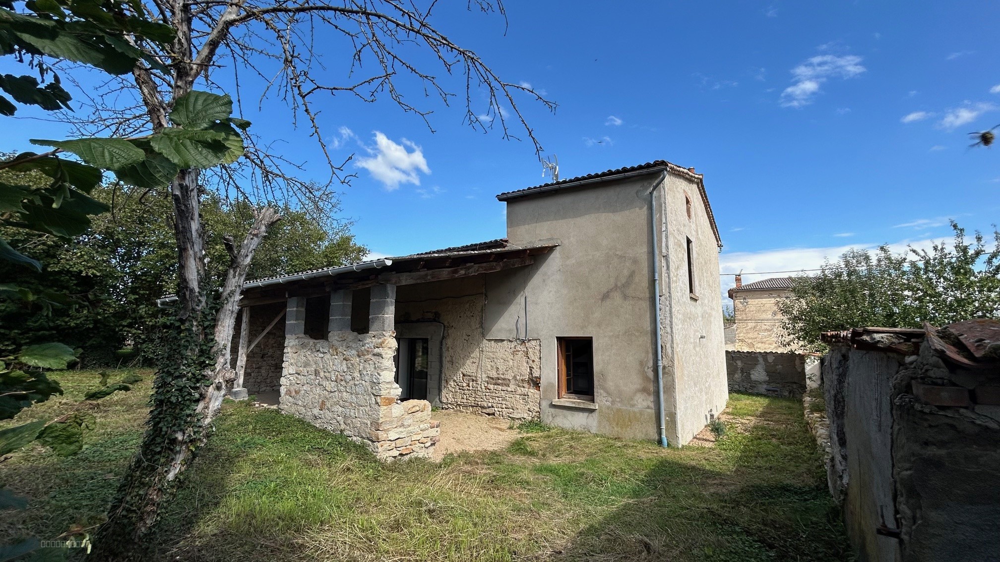 Maison avec jardin, cour et piscine sur un terrain clos de 360 m2 — photo 2