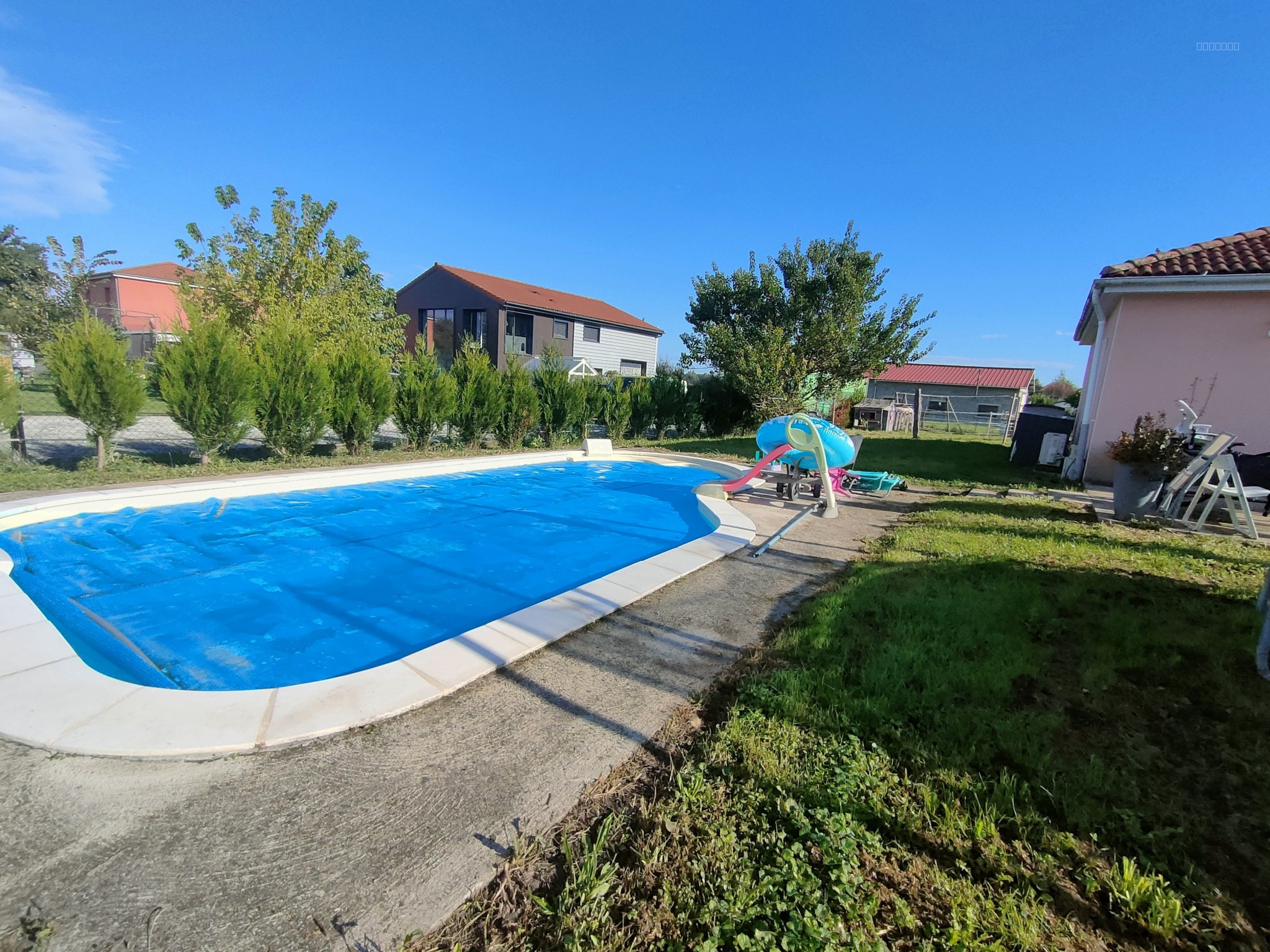Maison plain pied avec piscine et jardin — photo 17