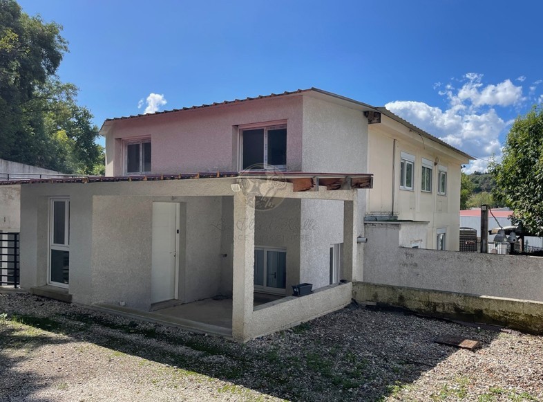 Maison de 160 m2 avec bureaux et locaux de stockage attenants de 110 m2 à Saint-Genis-Laval — photo 2