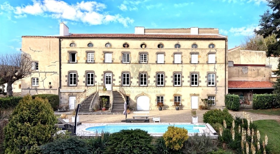 Château d’exception à Busséol   Puy-de-Dôme — photo 2