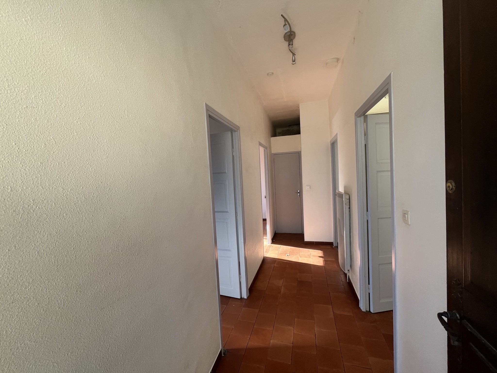 Charmante maison de village avec jardin, terrain et garages — photo 11