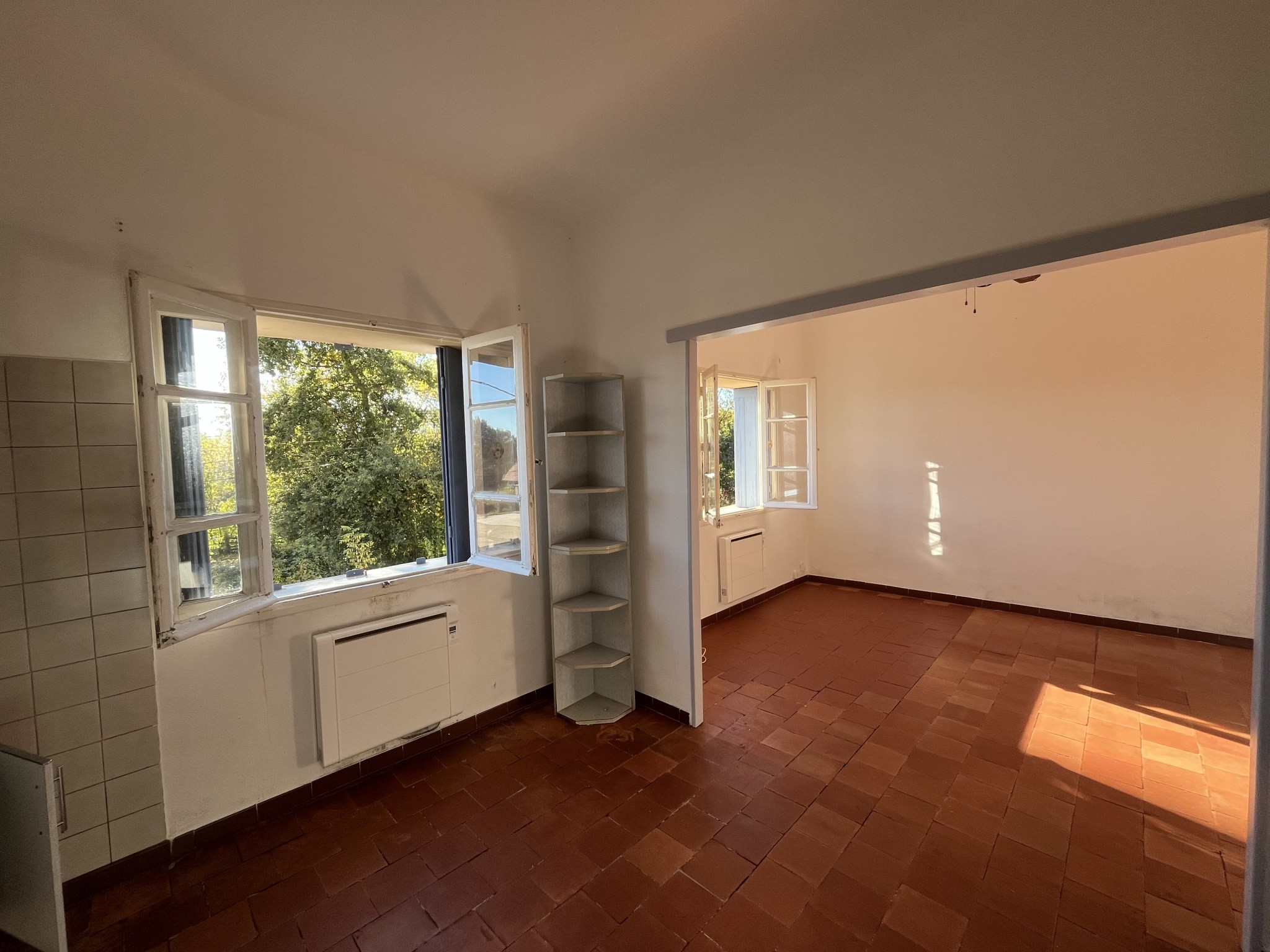 Charmante maison de village avec jardin, terrain et garages — photo 10