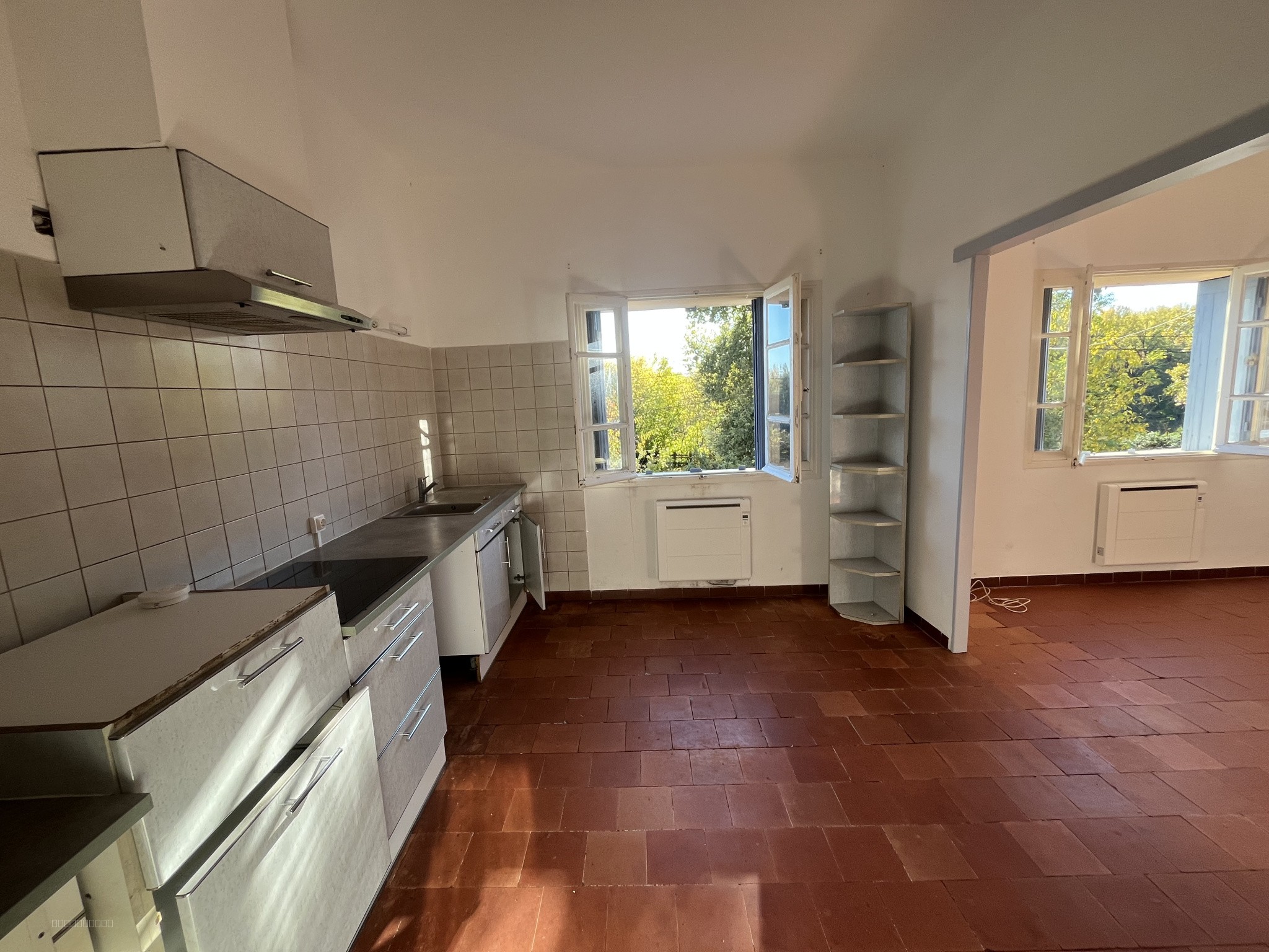 Charmante maison de village avec jardin, terrain et garages — photo 4