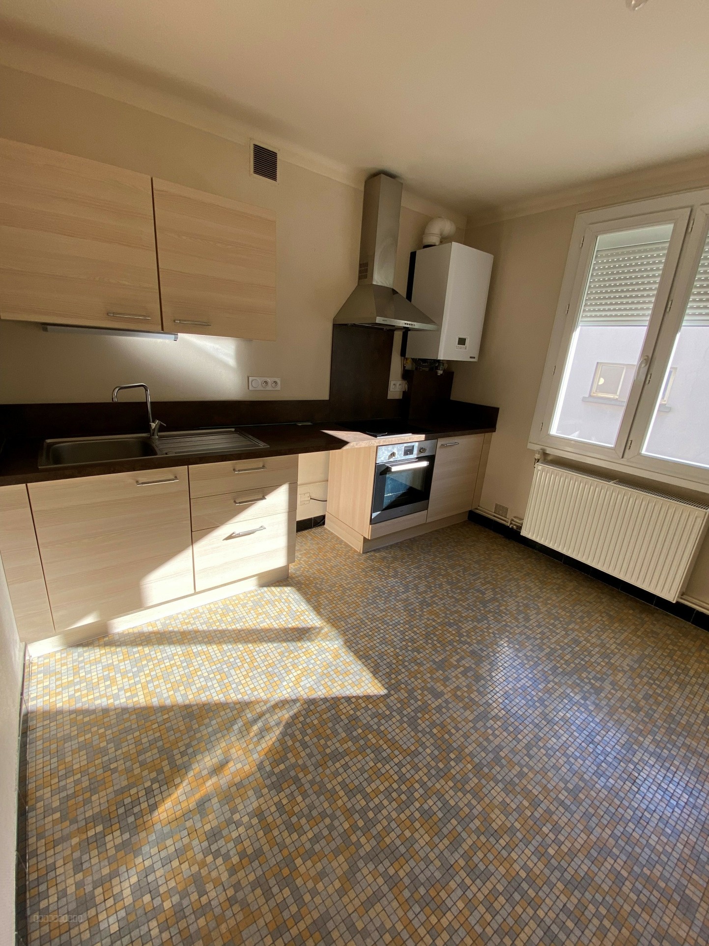 TYPE 4 RENOVE AVENUE DE PARIS AVEC CAVE ET GARAGE — photo 2
