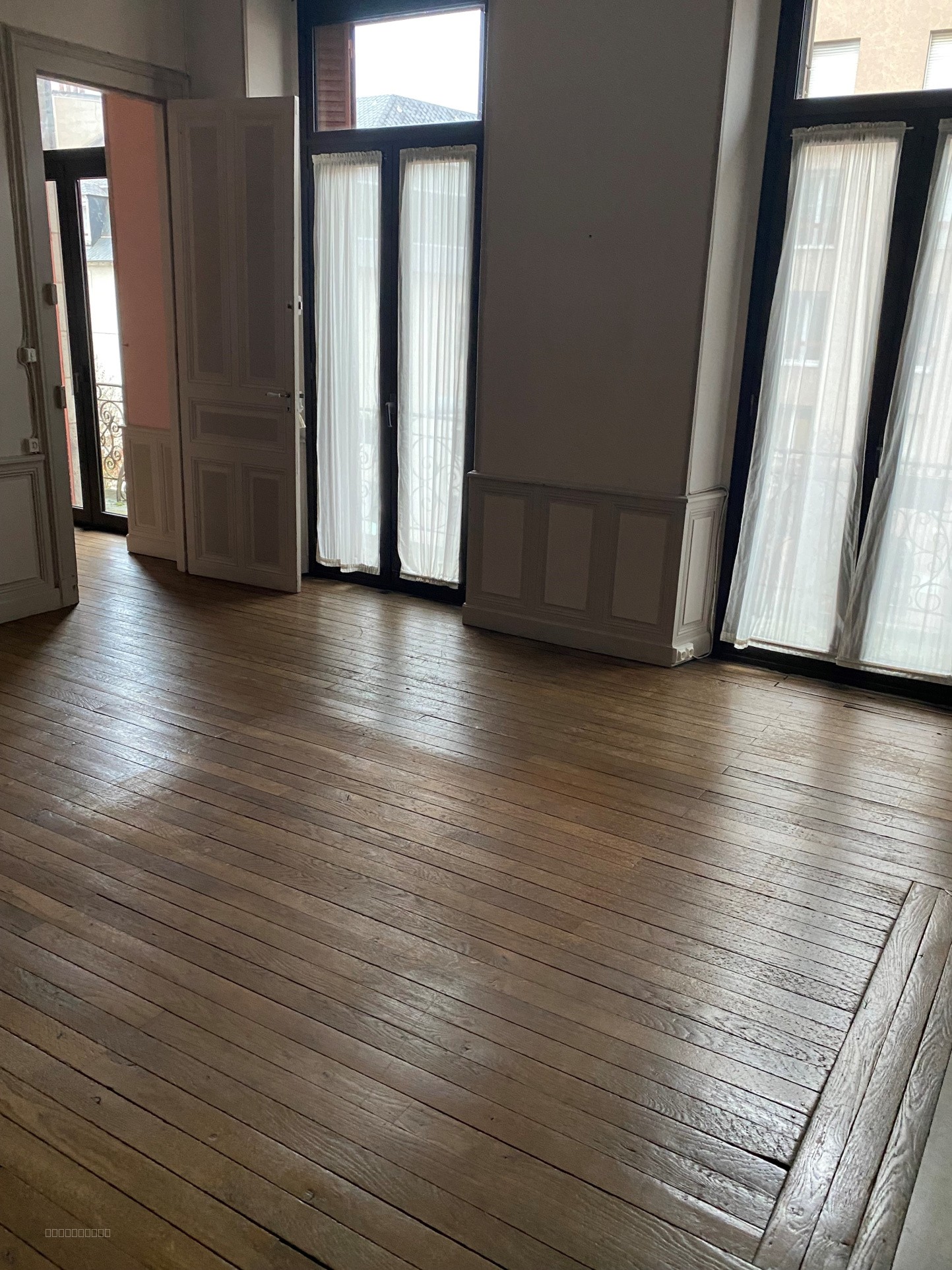 LOCAL PROFESSIONNEL SITUE EN CENTRE VILLE A DEUX PAS DE LA CATHEDRALE — photo 4