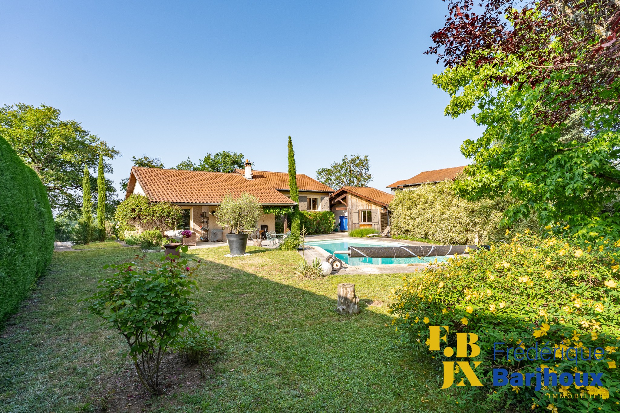 St Genis calme belle maison plain-pied 160m2/4ch sous-sol 95 m2+annexe garage terrain 1325m2 piscine école bus commerces — photo 9
