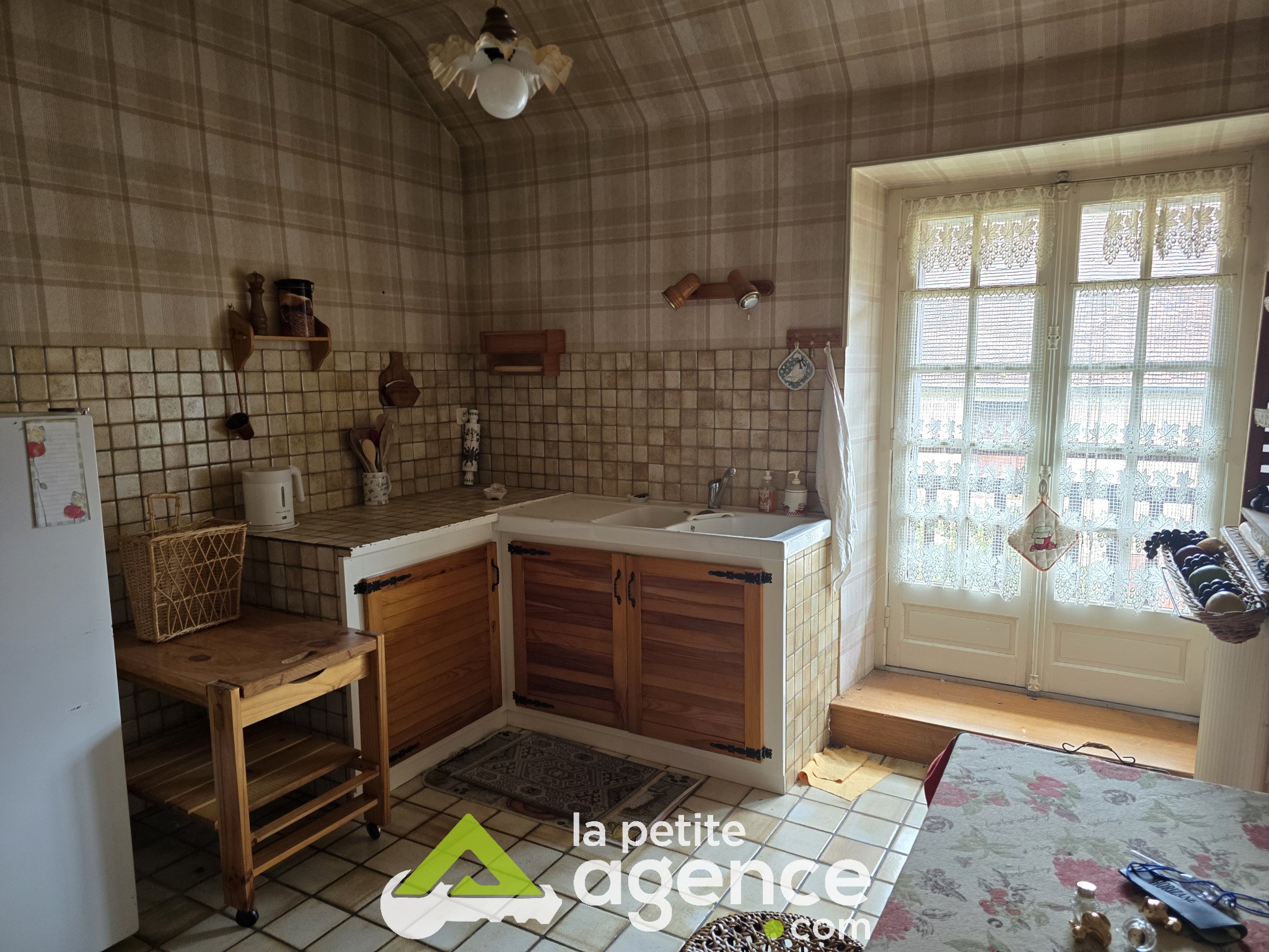 DUN SUR AURON : Charmante maison de ville édifiée sur 552 m2 de terrain fermé et ses dépendances. — photo 3
