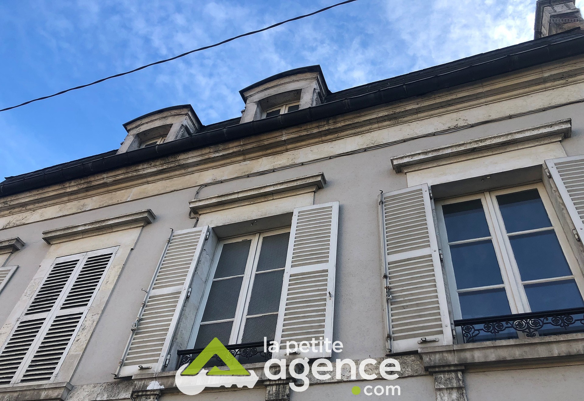 vendre centre-ville bourges 4 studios louer rentabilité annuel 19000 brut prix de vente 216000 euros Fa