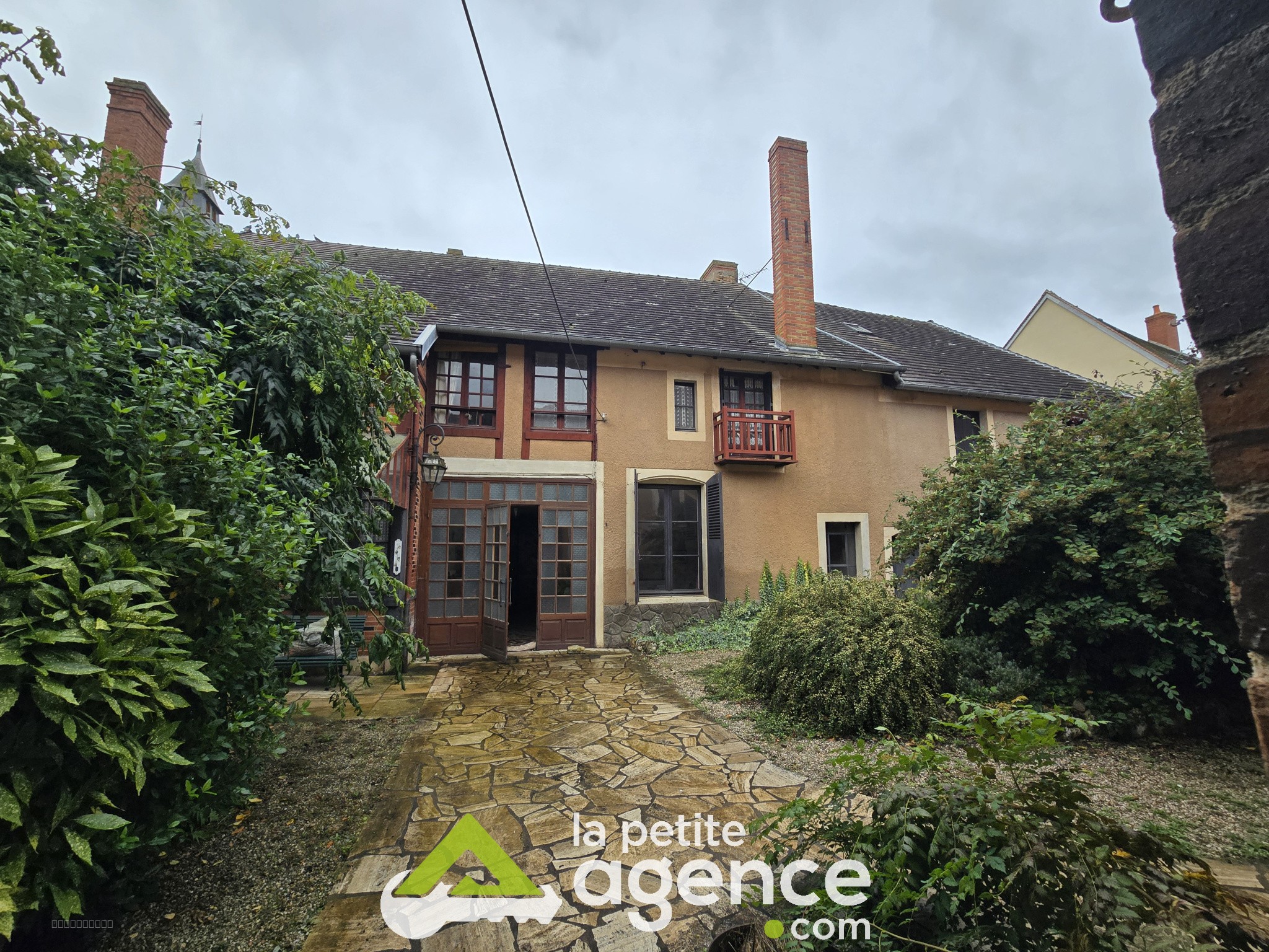 DUN SUR AURON : Charmante maison de ville édifiée sur 552 m2 de terrain fermé et ses dépendances. — photo 6