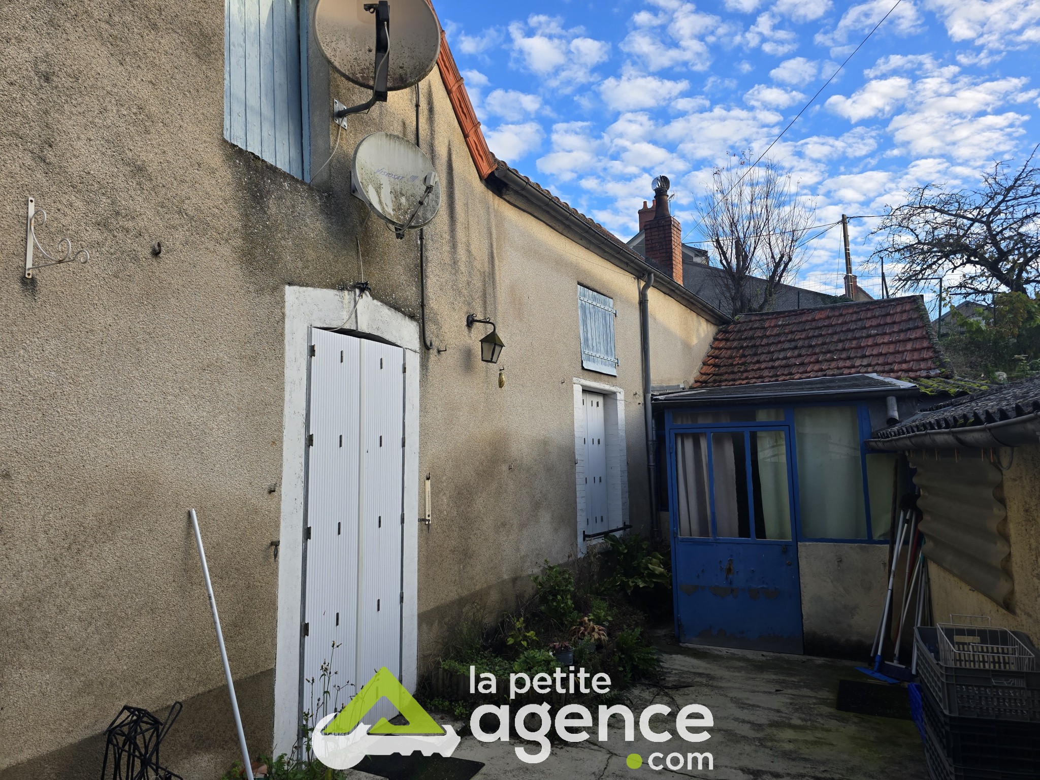 DUN SUR AURON: Maison à rénover avec grenier aménageable sur cour d'une superficie de 275 m2 et terrain avec d — photo 1
