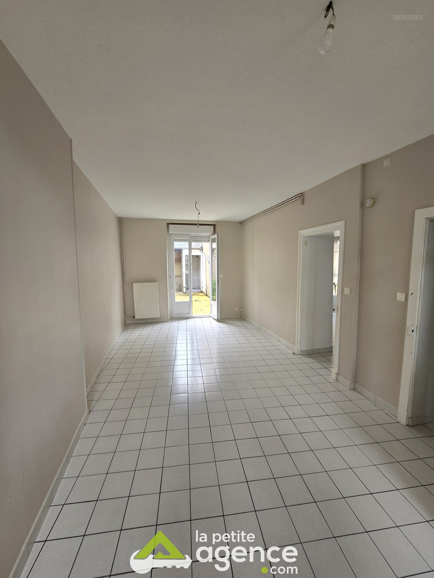 DUN SUR AURON : Maison de ville en hyper centre avec cour et deux chambres. — photo 5