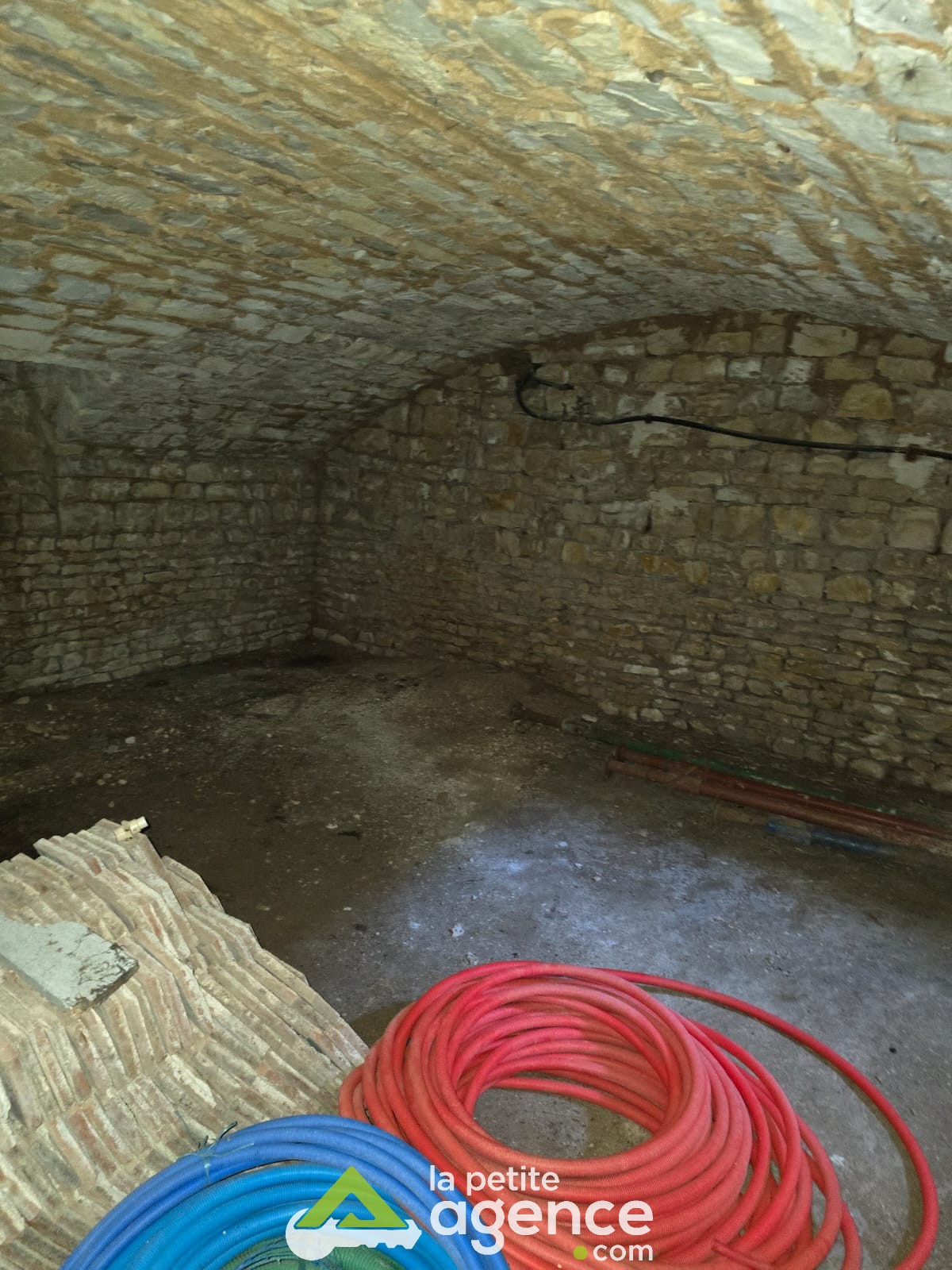 SAINT DENIS DE PALIN : Maison à terminer de rénover sur terrain d'une superficie de 1399 m2 environ. — photo 8