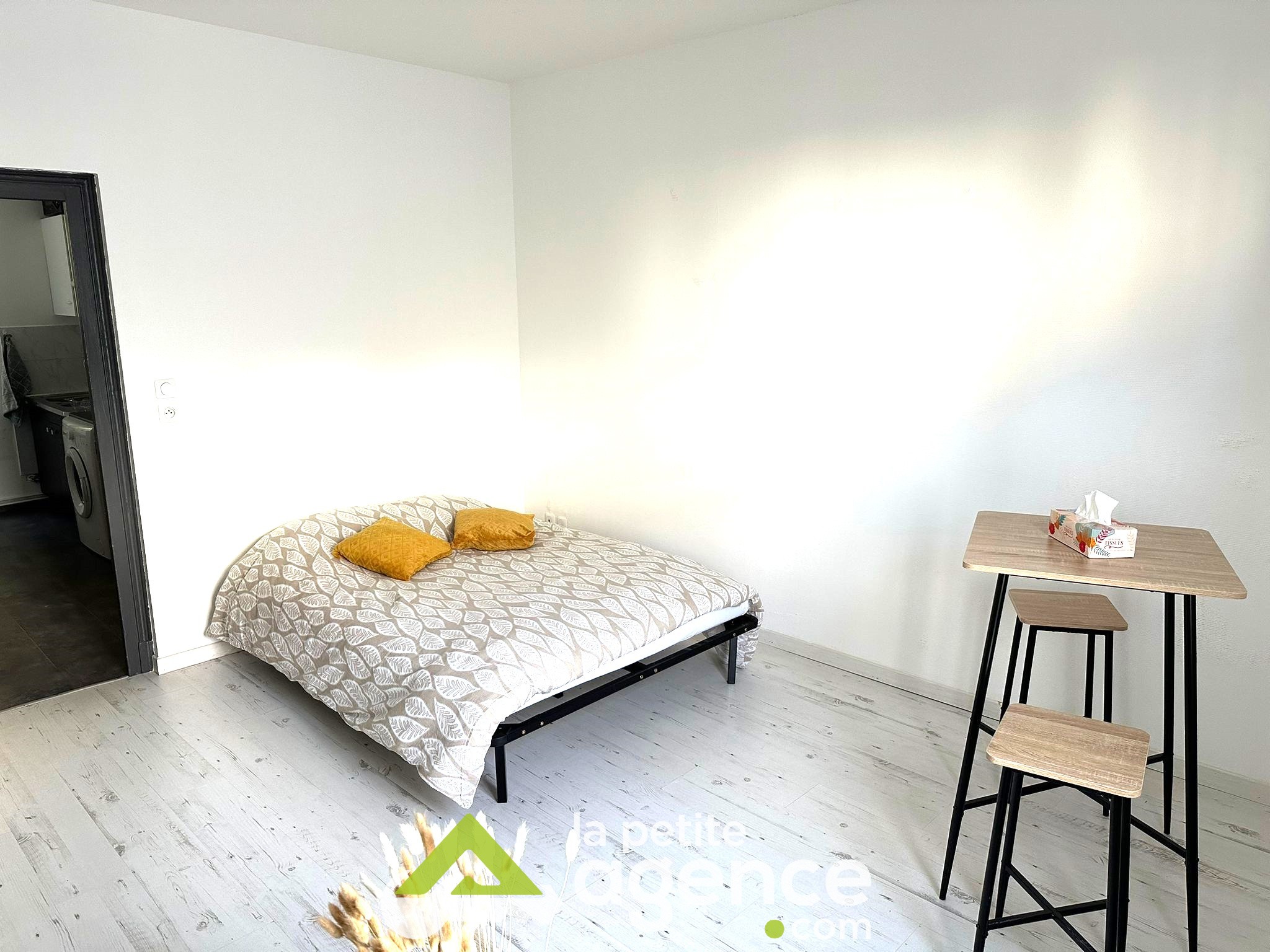 MONTLUCON - STUDIO MEUBLE PROCHE COMMERCES — photo 2