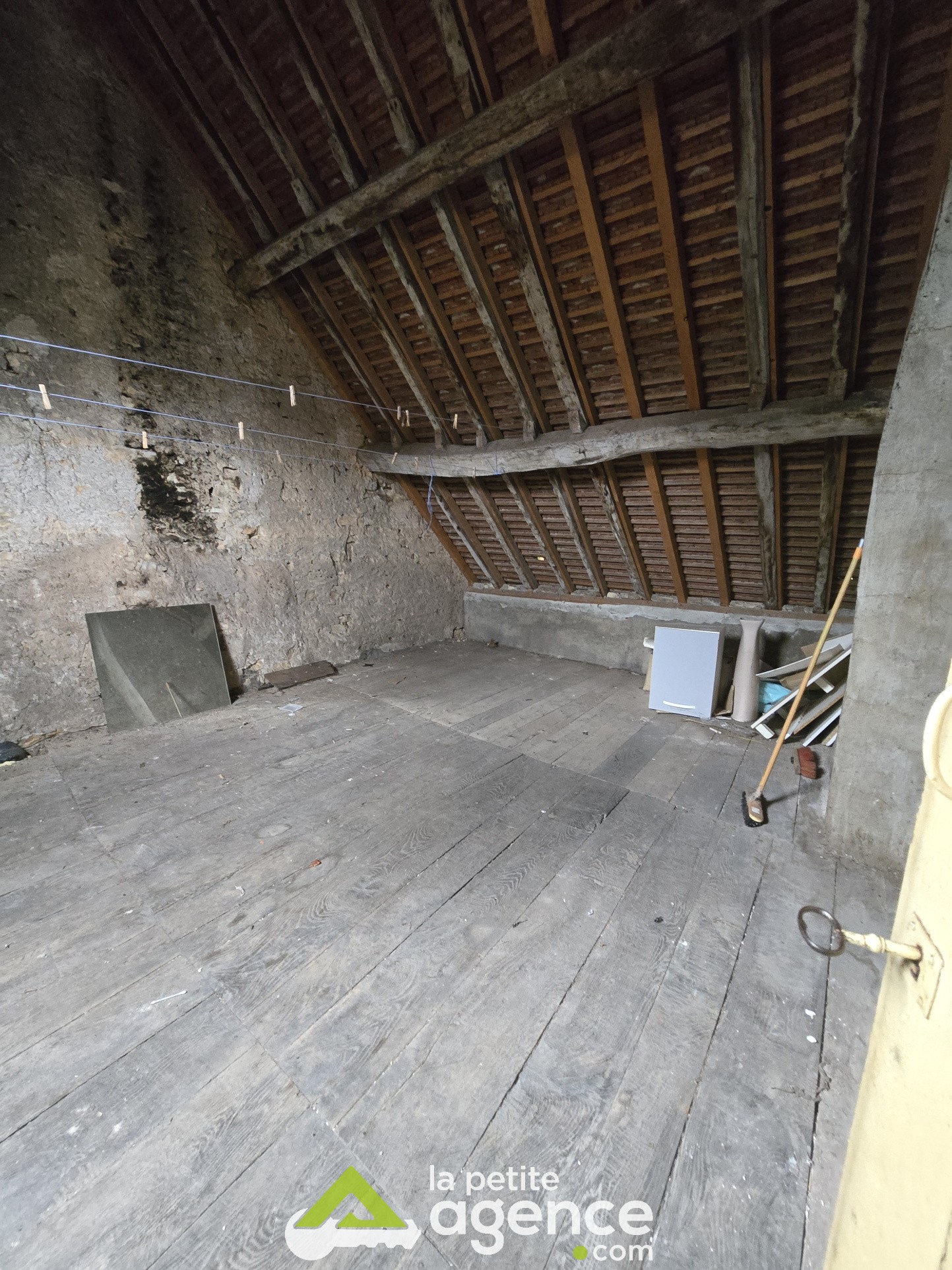 DUN SUR AURON : Maison de ville en hyper centre avec cour et deux chambres. — photo 12