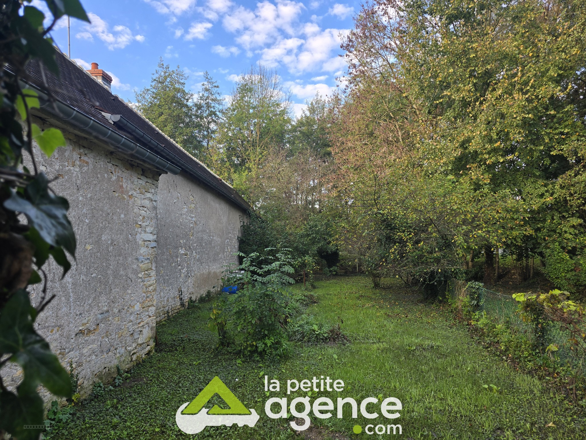 DUN SUR AURON: Maison à rénover avec grenier aménageable sur cour d'une superficie de 275 m2 et terrain avec d — photo 2