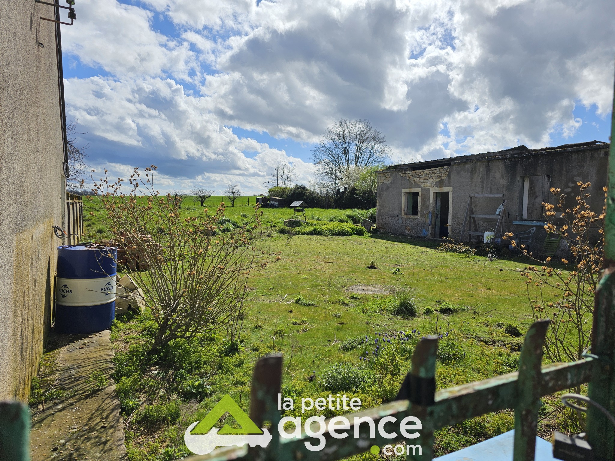SAINT DENIS DE PALIN : Maison à terminer de rénover sur terrain d'une superficie de 1399 m2 environ. — photo 2