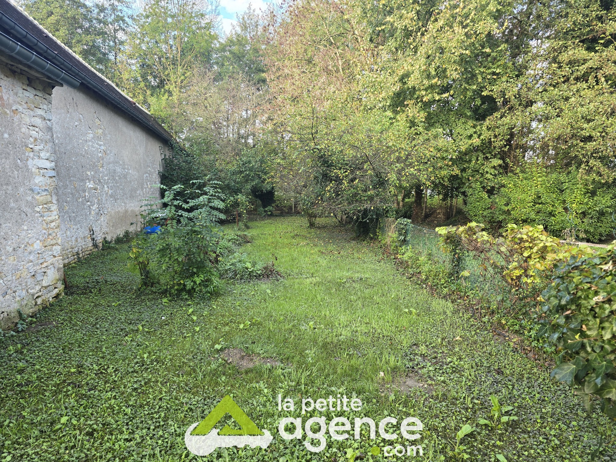 DUN SUR AURON : Terrain avec droit de pêche d'une superficie de 210 m2 clôturé. — photo 2