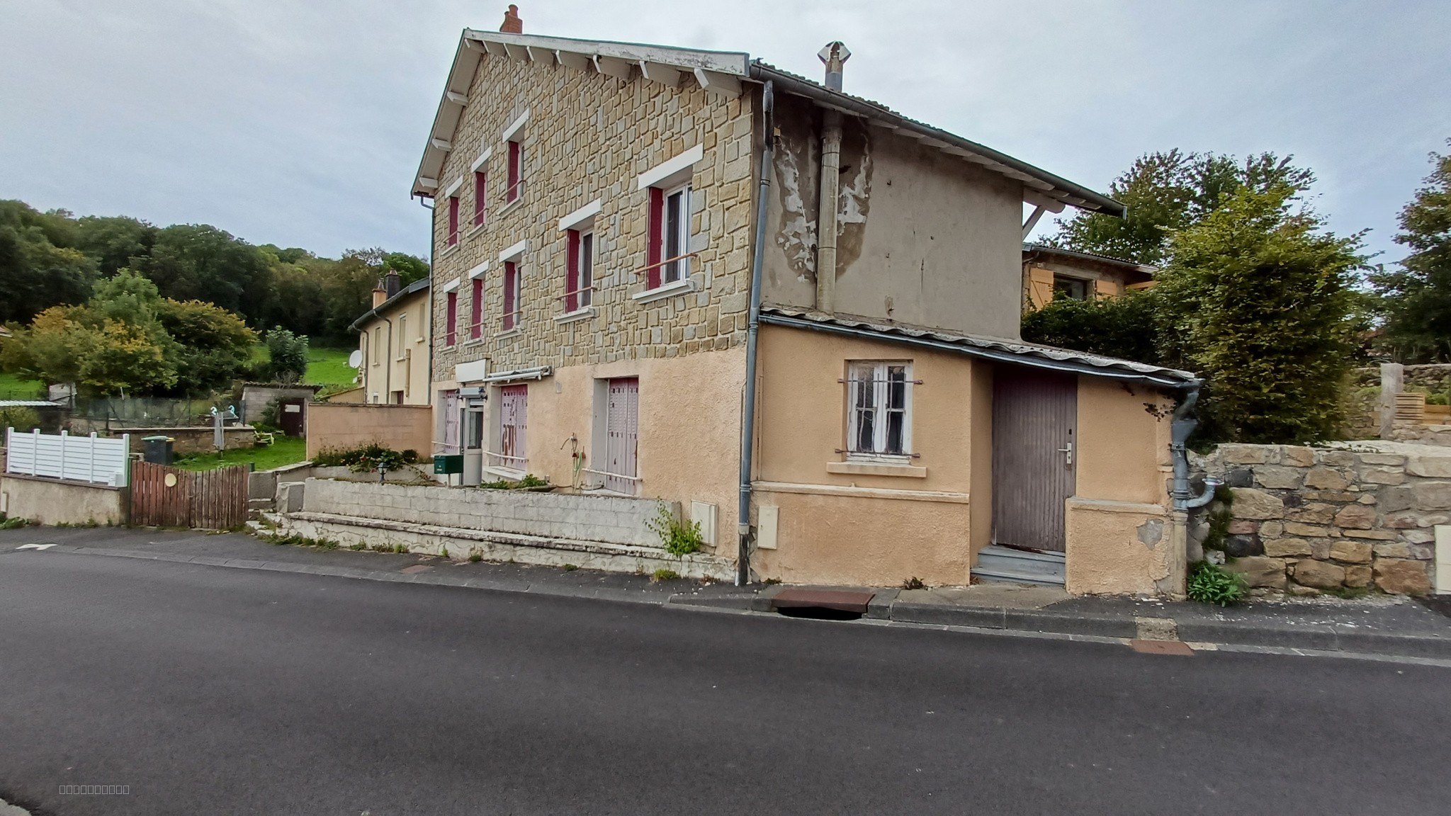 À VENDRE   Immeuble ancien hôtel à rénover   Saint-Genès-Champanelle (63122) — photo 2