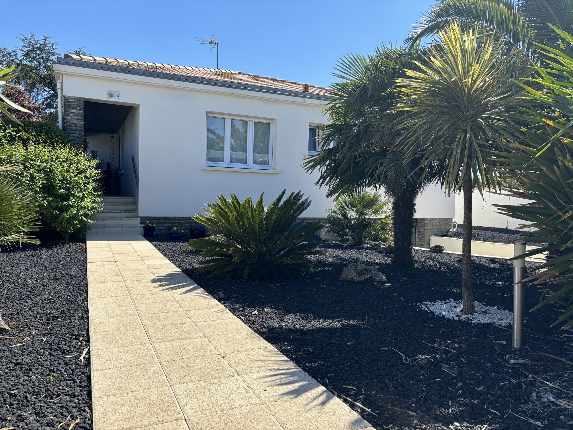 PROCHE DE LA ROCHELLE - MAISON 6 PIÈCES AVEC PISCINE — photo 2