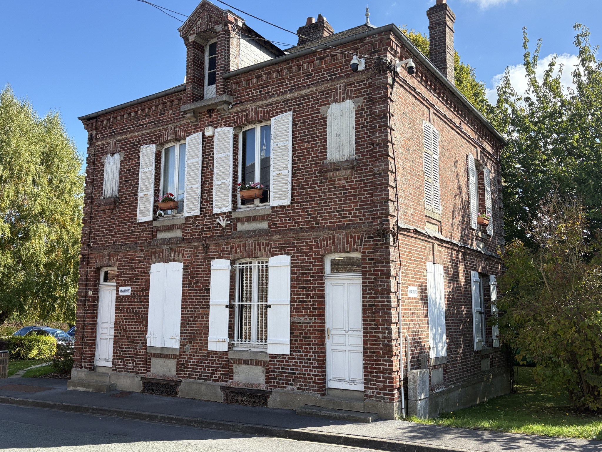 Ancienne bâtiment communal, idéal investisseur ! — photo 2