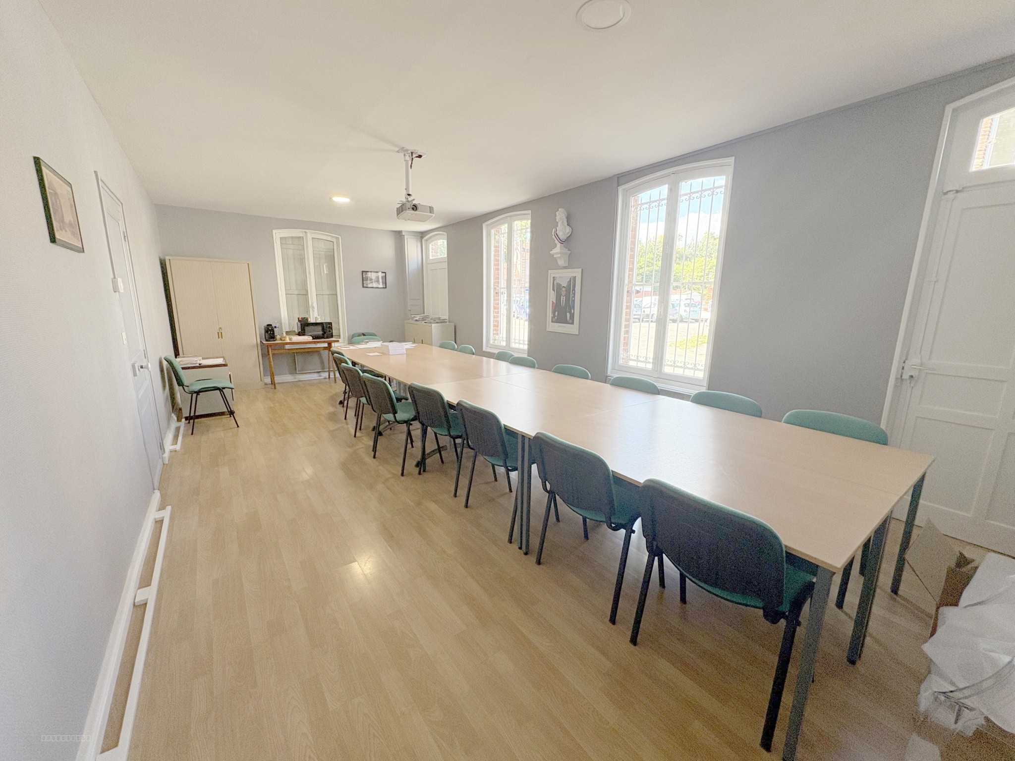 Ancienne bâtiment communal, idéal investisseur ! — photo 4