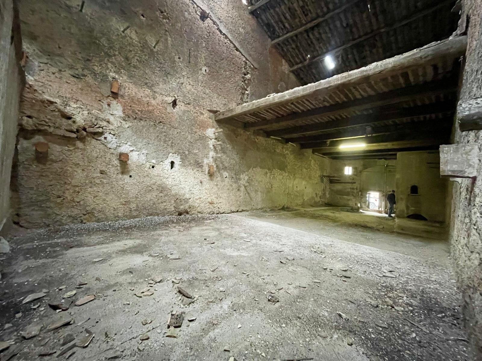 Grande Remise Traversante de 250m2 — photo 4