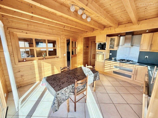 CROZET, Grand Chalet type T6 avec jardin, garages, et annexes — photo 13