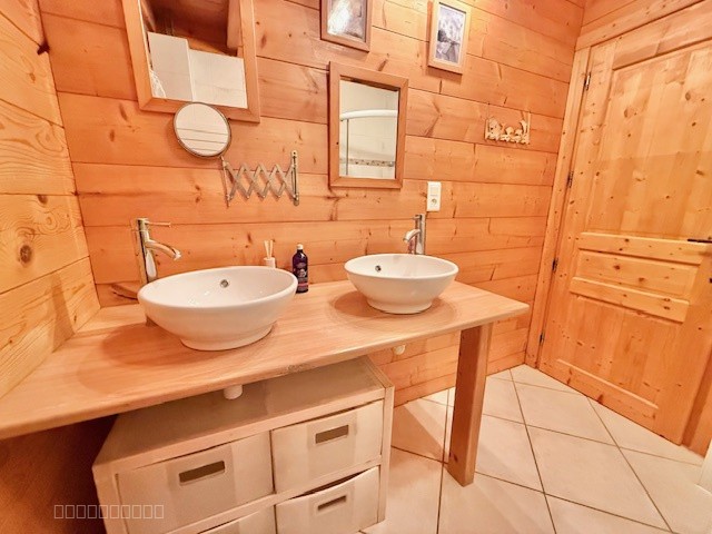 CROZET, Grand Chalet type T6 avec jardin, garages, et annexes — photo 16
