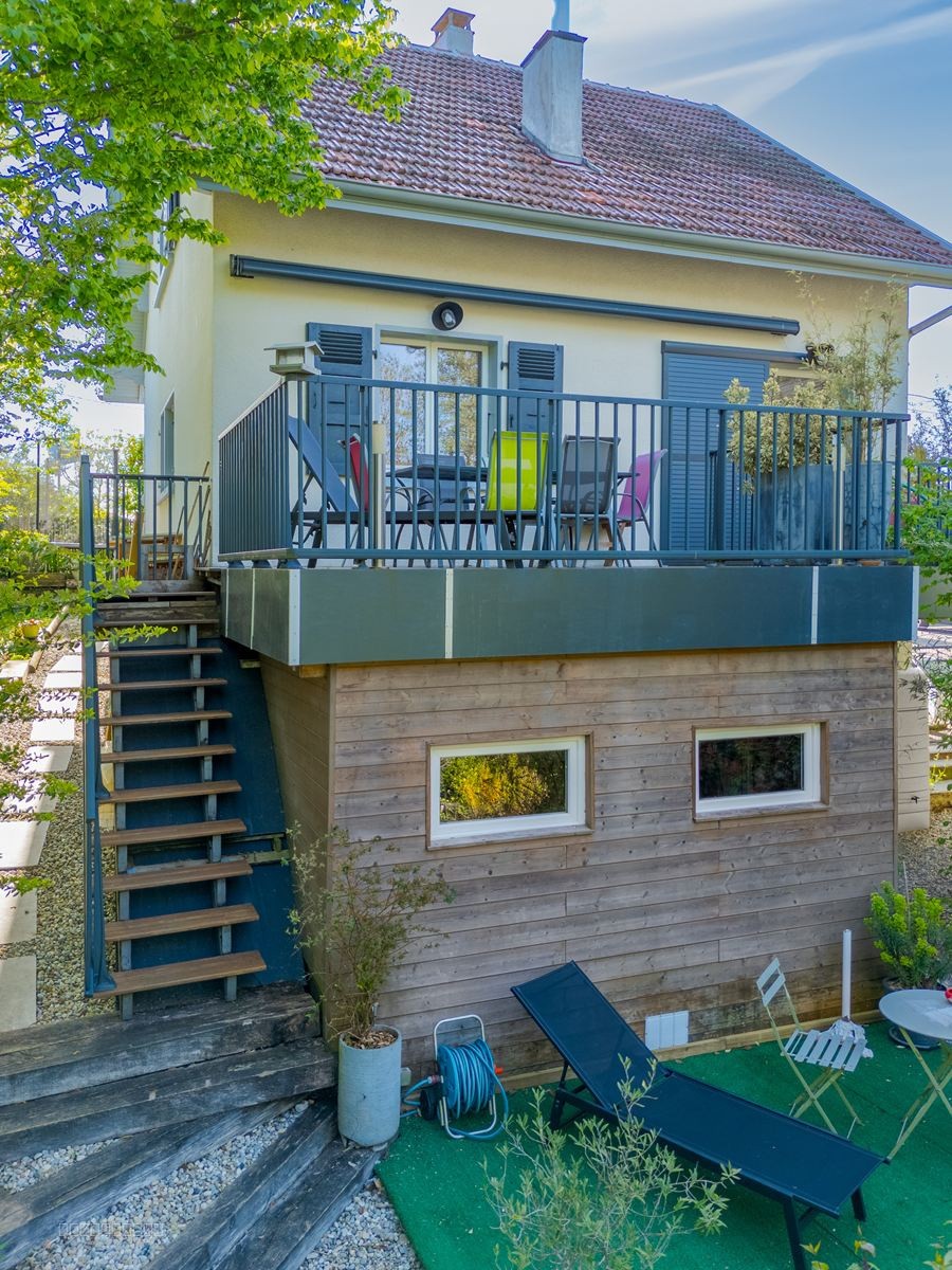 Divonne les Bains, charmante maison individuelle sur 3 niveaux avec un jardin et ruisseau — photo 8