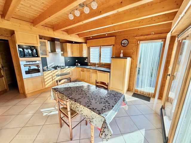 CROZET, Grand Chalet type T6 avec jardin, garages, et annexes — photo 14