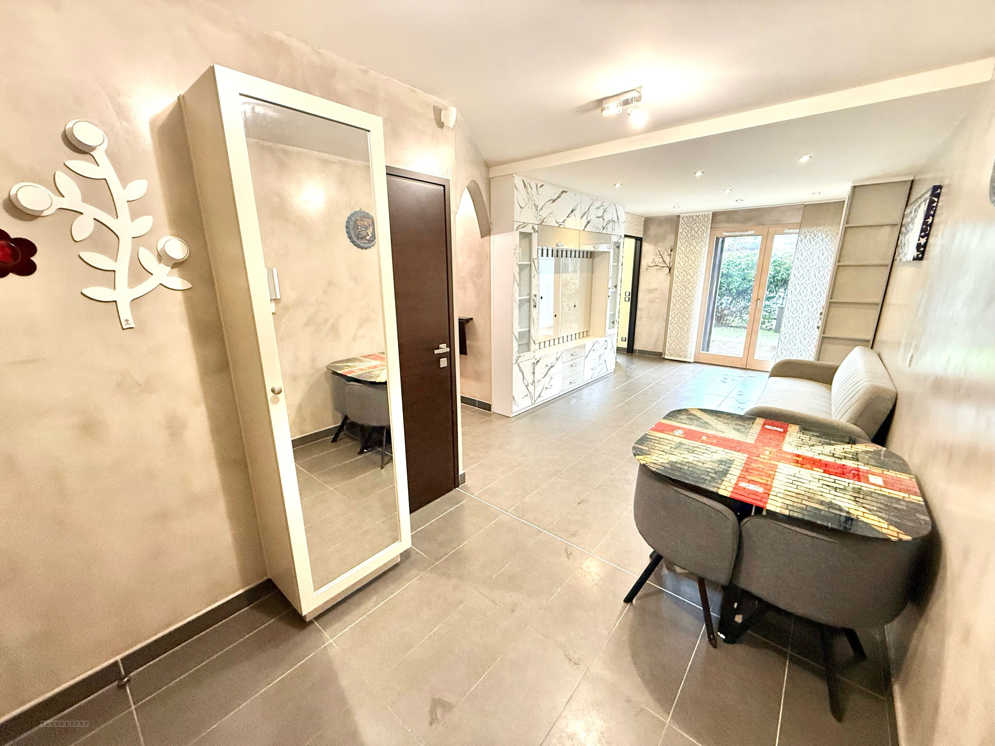 Divonne les Bains, très beau T2 meublé RDJ avec garage à louer — photo 4