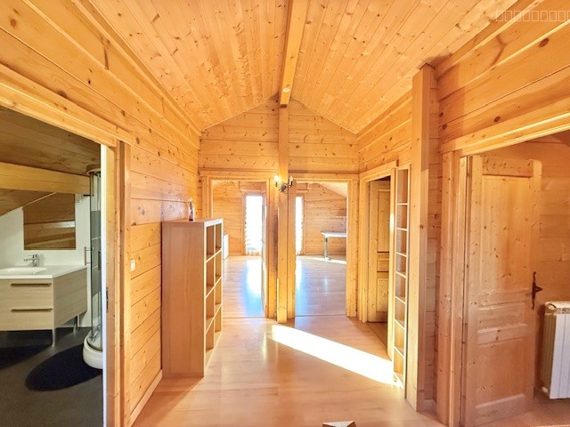 CROZET, Grand Chalet type T6 avec jardin, garages, et annexes — photo 15
