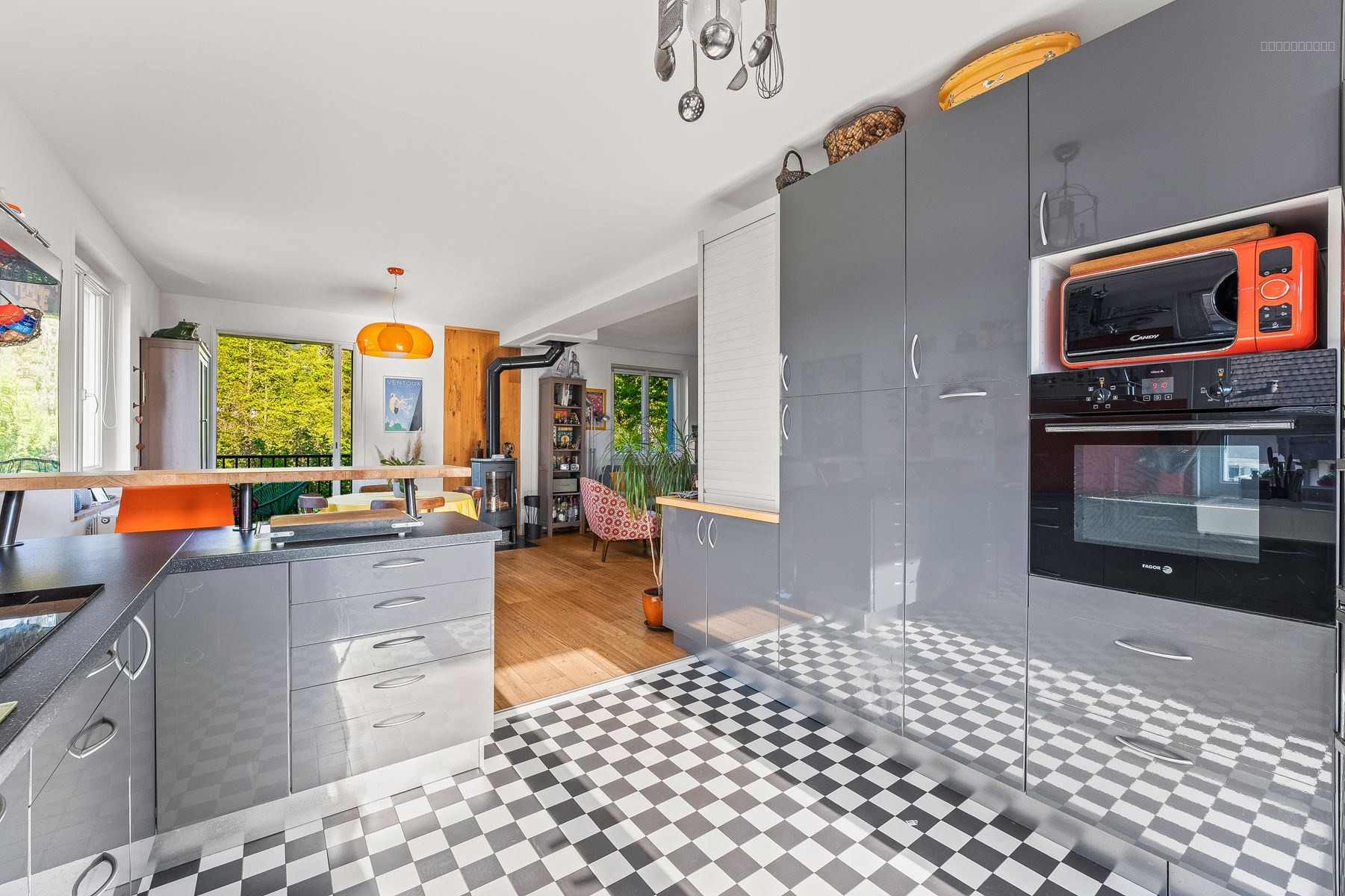 Divonne les Bains, charmante maison individuelle sur 3 niveaux avec un jardin et ruisseau — photo 9