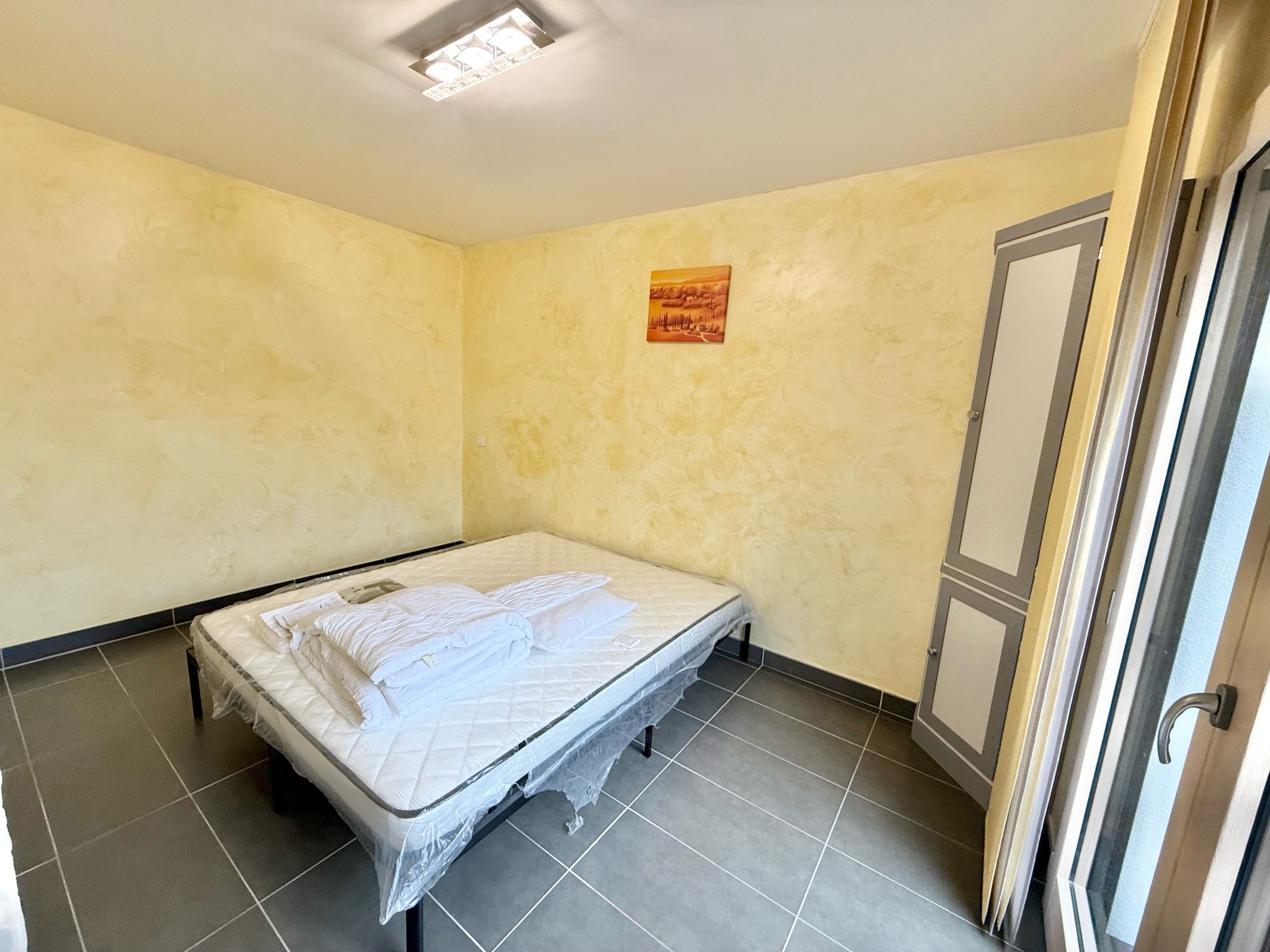 Divonne les Bains, très beau T2 meublé RDJ avec garage à louer — photo 7