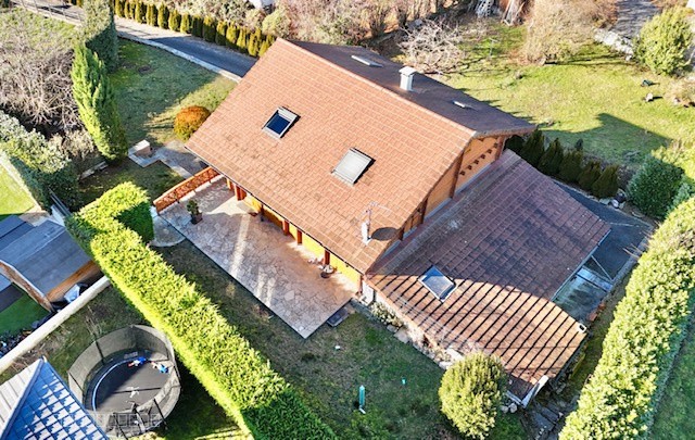 CROZET, Grand Chalet type T6 avec jardin, garages, et annexes — photo 6
