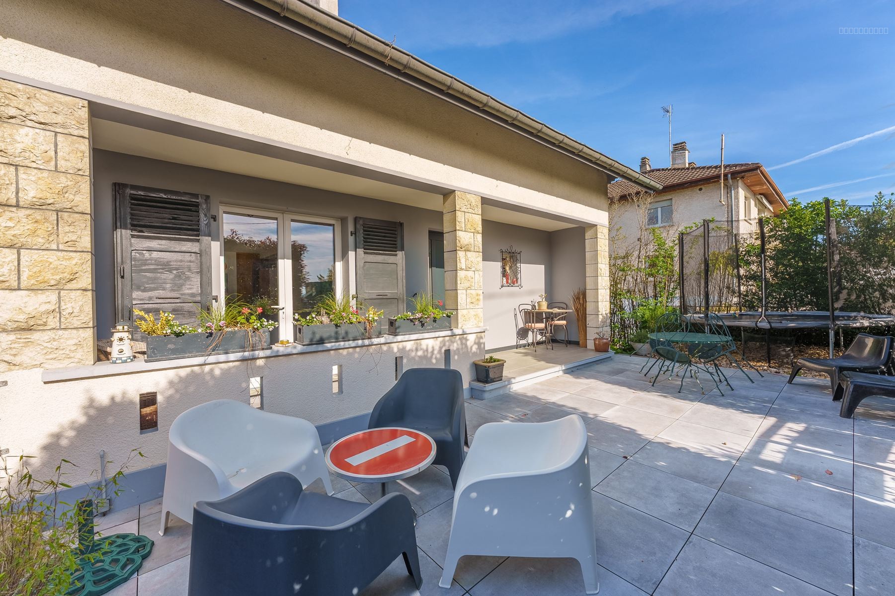 Divonne les Bains, charmante maison individuelle sur 3 niveaux avec un jardin et ruisseau — photo 3