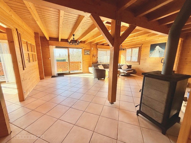 CROZET, Grand Chalet type T6 avec jardin, garages, et annexes — photo 12