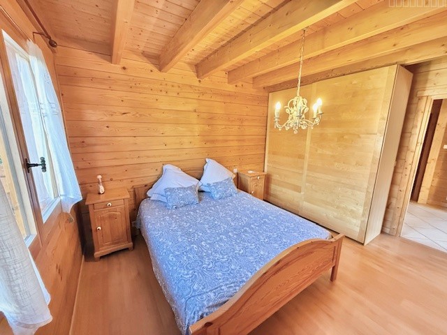 CROZET, Grand Chalet type T6 avec jardin, garages, et annexes — photo 19