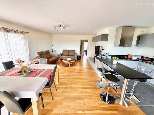 COEUR DE DIVONNE LES BAINS 01220 - T4 TRAVERSANT AVEC TERRASSE + GARAGE DOUBLE, VUE MONT BLANC — photo 9
