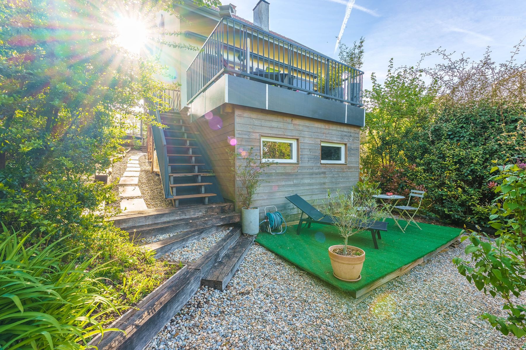 Divonne les Bains, charmante maison individuelle sur 3 niveaux avec un jardin et ruisseau — photo 7