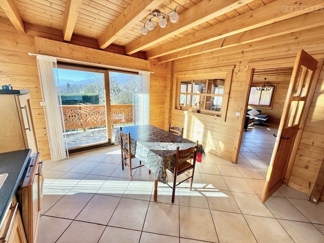 CROZET, Grand Chalet type T6 avec jardin, garages, et annexes — photo 11