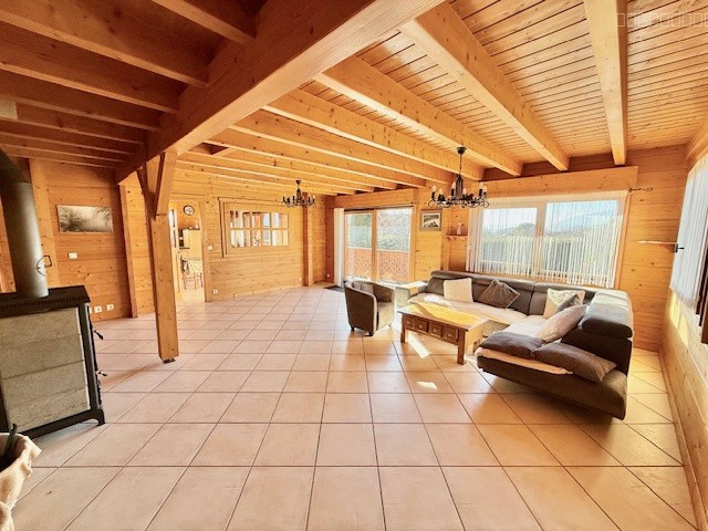 CROZET, Grand Chalet type T6 avec jardin, garages, et annexes — photo 7