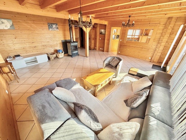 CROZET, Grand Chalet type T6 avec jardin, garages, et annexes — photo 9