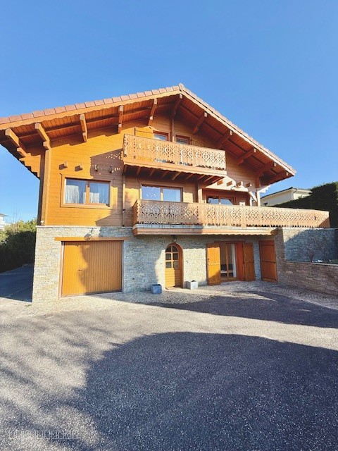 CROZET, Grand Chalet type T6 avec jardin, garages, et annexes — photo 2