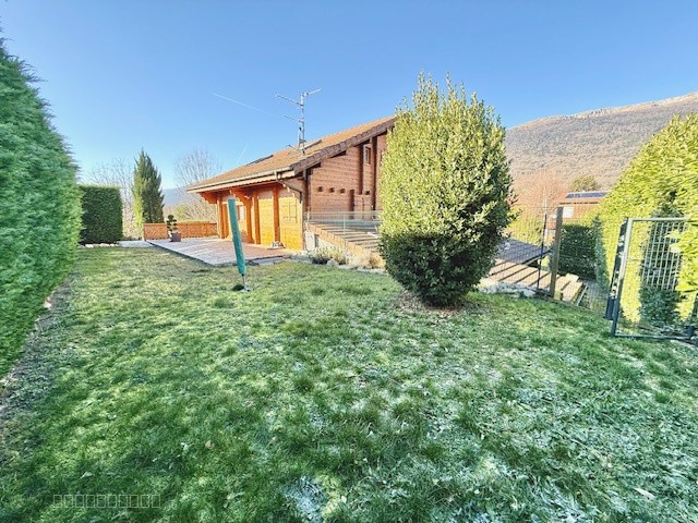 CROZET, Grand Chalet type T6 avec jardin, garages, et annexes — photo 4