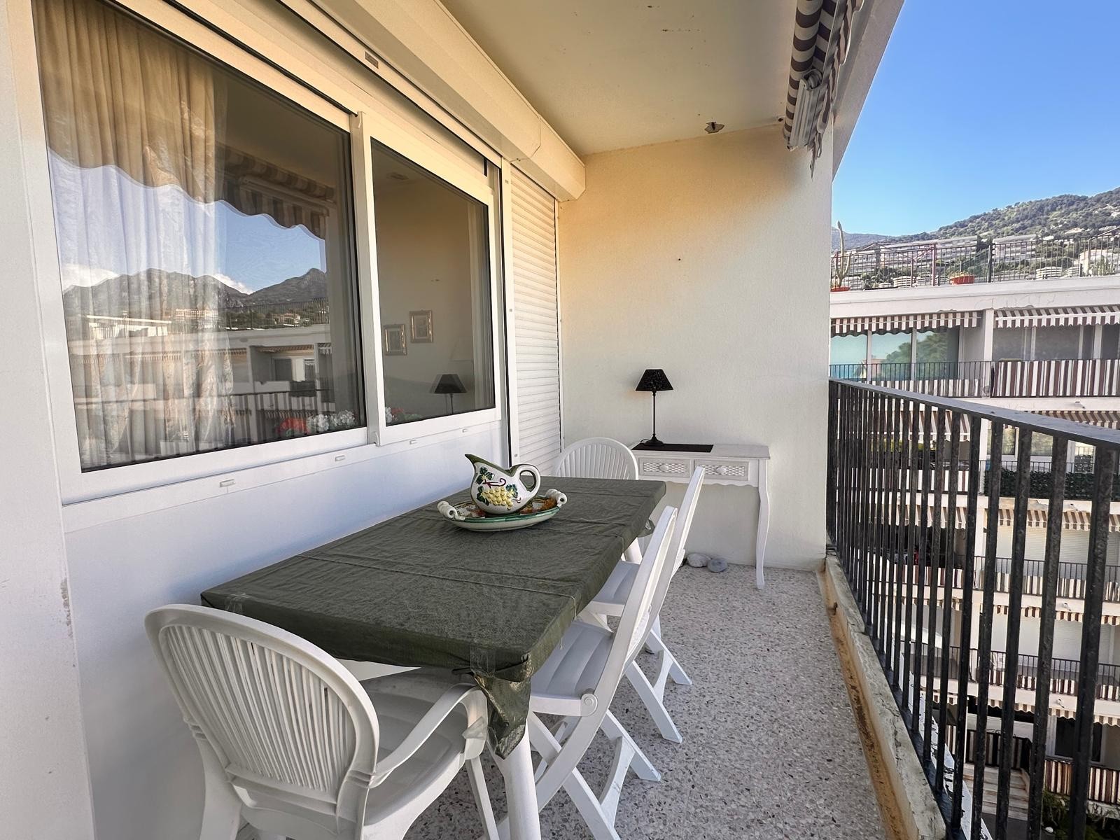 Roquebrune Cap Martin - Plage. Superbe 3 pièces traversant en dernier étage en bord de mer avec toit-terrasse — photo 13